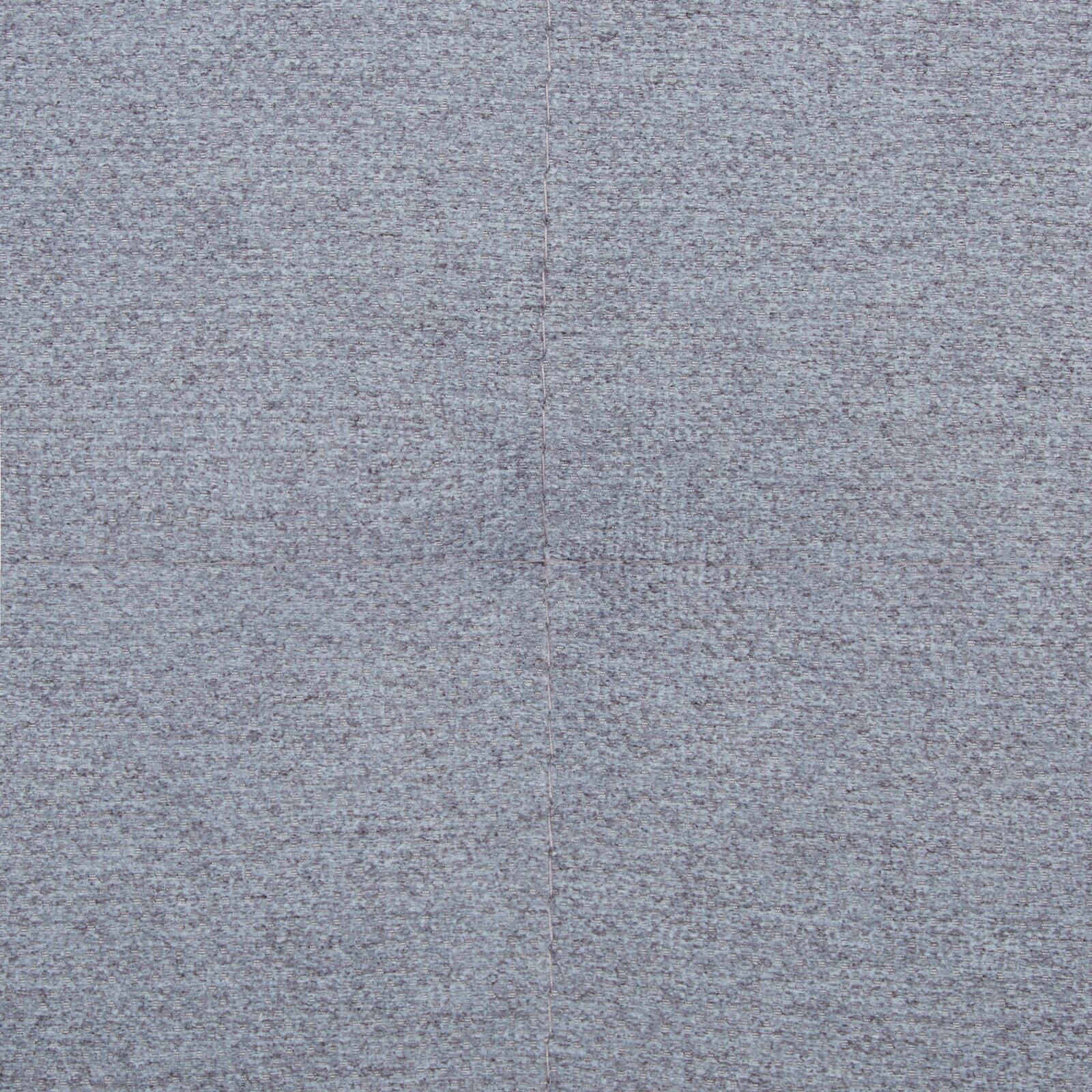 Nahaufnahme eines grauen Stoffes mit feiner Textur und einer sichtbaren Naht in der Mitte.