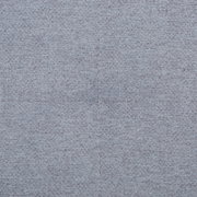 Nahaufnahme eines grauen Stoffes mit feiner Textur und einer sichtbaren Naht in der Mitte.