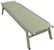 Sonnenliege in seitlicher Perspektive, modernes Design in hellem Grün