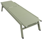 Sonnenliege in seitlicher Perspektive, modernes Design in hellem Grün