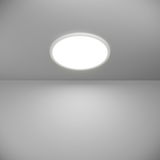 Runde LED-Deckenleuchte ROVITO-Z, von unten betrachtet, leuchtend an einer grauen Decke montiert.