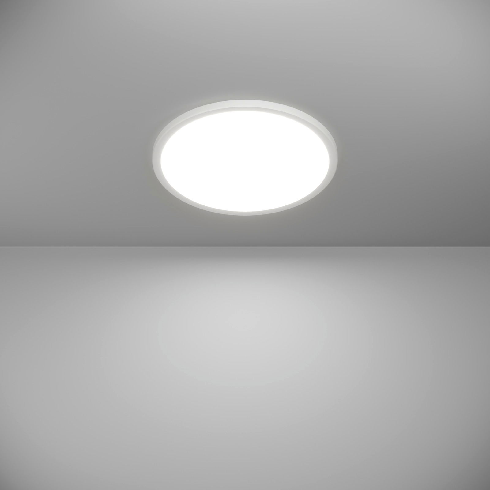 Runde LED-Deckenleuchte ROVITO-Z, von unten betrachtet, leuchtend an einer grauen Decke montiert.