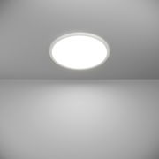 Runde LED-Deckenleuchte ROVITO-Z, von unten betrachtet, leuchtend an einer grauen Decke montiert.