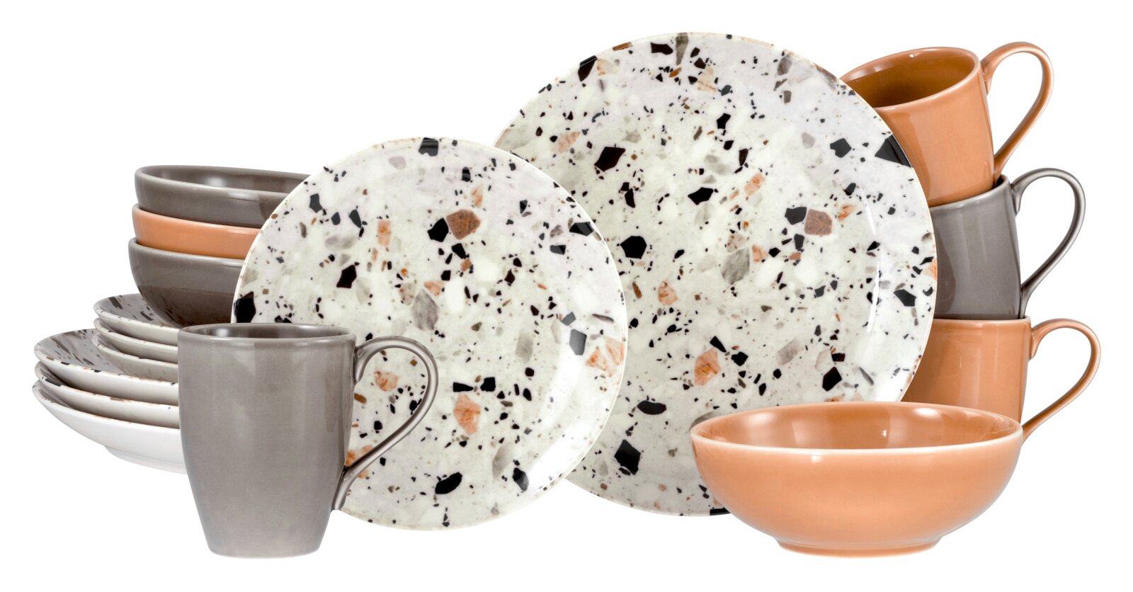 creaTable Kombiservice 16-tlg TERRAZZO MIX Keramik-Geschirrset im Terrazzo-Design mit großen und kleinen Tellern, Schalen und Tassen in Grau und Apricot, freigestellt auf Weiß, perspektivisch in leichter Schrägansicht von vorn.