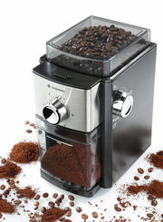 Kaffeemühle Kingston Steel mit Kaffeebohnen und gemahlenem Kaffee, seitliche Perspektive