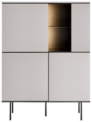 Modernes Highboard mit schlichten weißen Türen und einem offenen Fach mit Beleuchtung, frontal betrachtet.