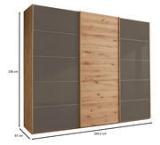 Schwebetürenschrank mit drei Türen in Holzoptik und grauen Paneelen, seitliche Perspektive