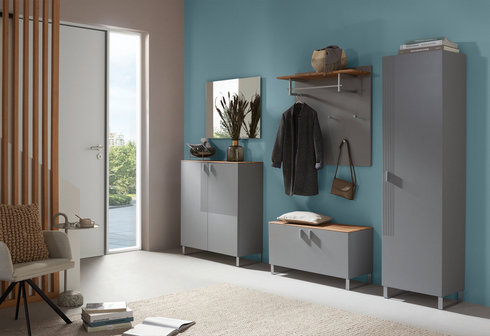 Dieter Knoll Garderobenschrank CORTINA Moderne Garderobeneinrichtung mit grauen Schränken, Spiegel und Garderobenpaneel in einer hellen, stilvollen Diele. Perspektive von vorne.