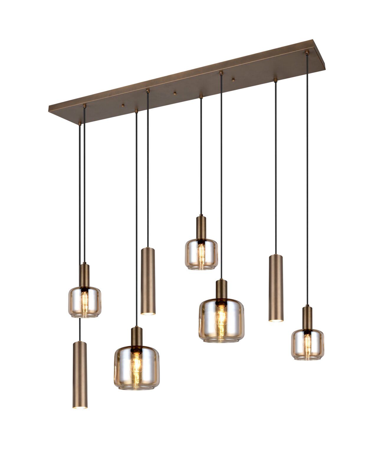 Moderne meervoudige hanglamp met langwerpige bronskleurige plafondplaat, negen pendels met amberkleurige glazen kappen en slanke metalen kokers, schuin van onderen weergegeven.