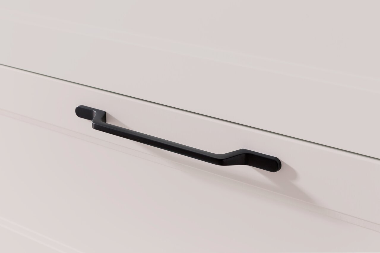 Nahaufnahme eines weißen Unterschranks mit schwarzem Griff, frontal betrachtet.