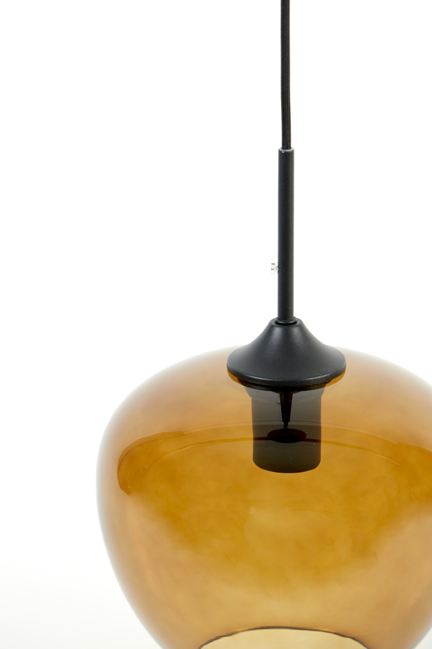 Nahaufnahme einer Hängeleuchte mit einem amberfarbenen Glasschirm und schwarzer Aufhängung, von der Seite betrachtet.