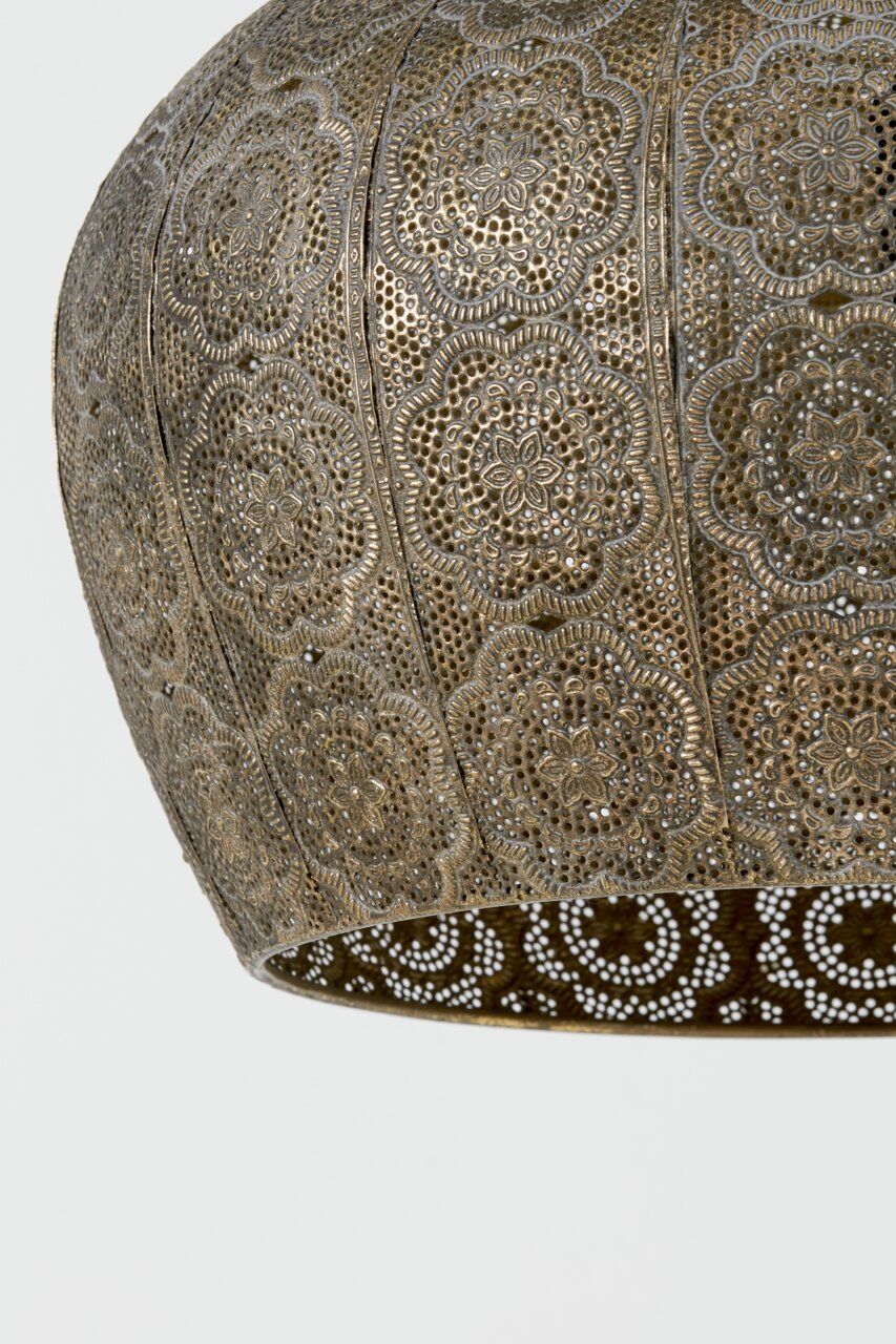 Detailansicht einer dekorativen Hängeleuchte mit filigranem, orientalischem Muster in goldener Farbe.