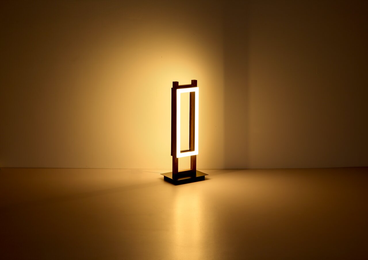 Moderne Stehleuchte mit rechteckigem, leuchtendem Rahmen in warmem Licht, seitliche Perspektive.