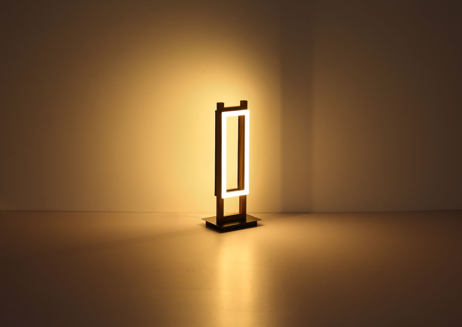 Moderne Stehleuchte mit rechteckigem, leuchtendem Rahmen in warmem Licht, seitliche Perspektive.