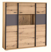 Frontansicht eines modernen Holz-Sideboards in Eiche-Optik mit schwarzen Rahmenleisten, drei Türen mit schwarzen Griffen, grauen Akzentflächen und offenem Mittelfach mit dekorativer Holzschnitt-Optik