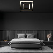 Moderne LED Deckenleuchte in Schwarz, rechteckiges Design, an der Decke eines stilvollen Schlafzimmers montiert, aus der Perspektive vom Bett aus gesehen.