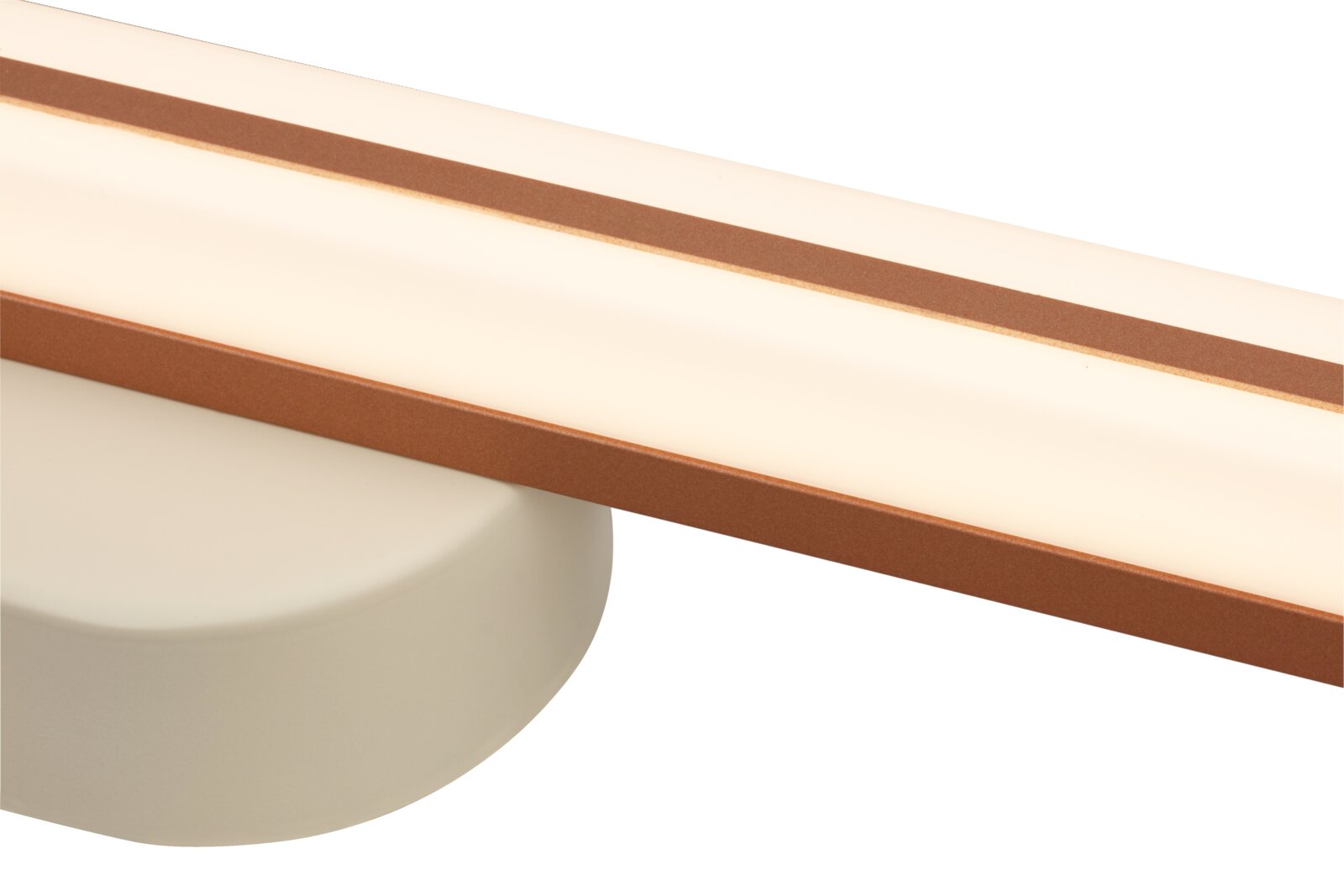 Detailaufnahme einer modernen LED-Wandleuchte in Kupferoptik mit opalem Diffusor, schräg von unten im Nahbereich fotografiert