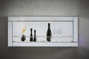 Modernes Wandregal mit Flaschen und Gläsern, frontal betrachtet.