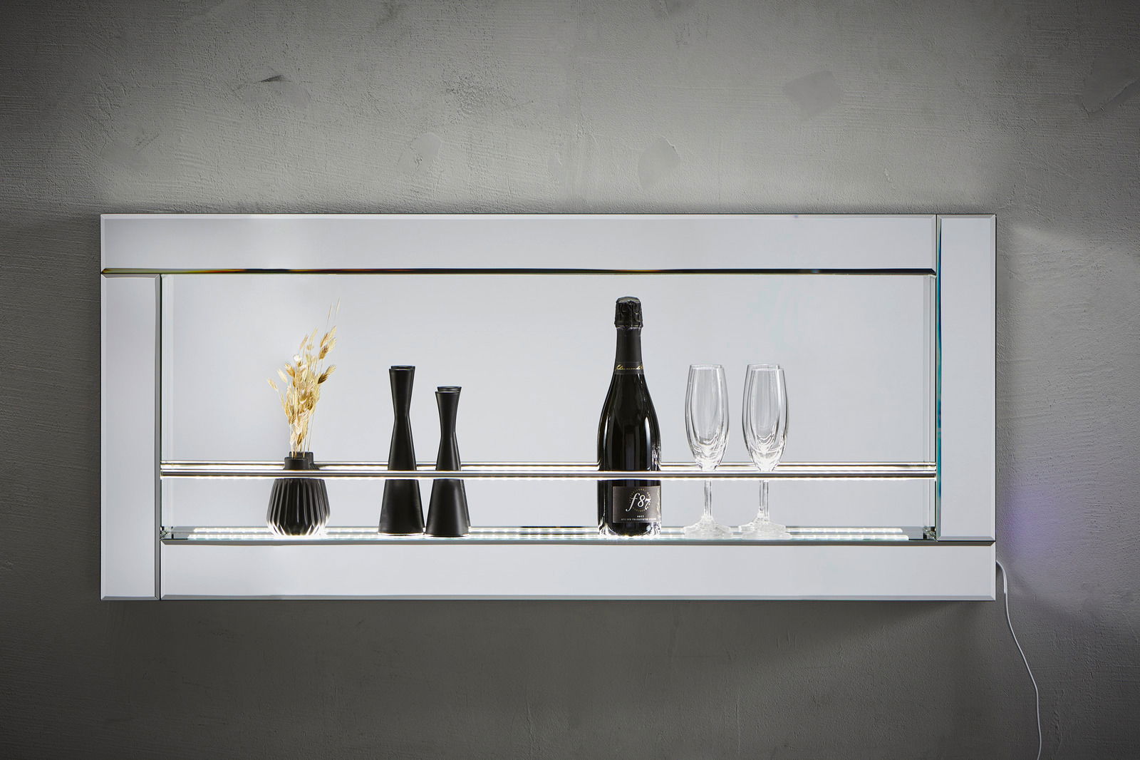 Modernes Wandregal mit Flaschen und Gläsern, frontal betrachtet.
