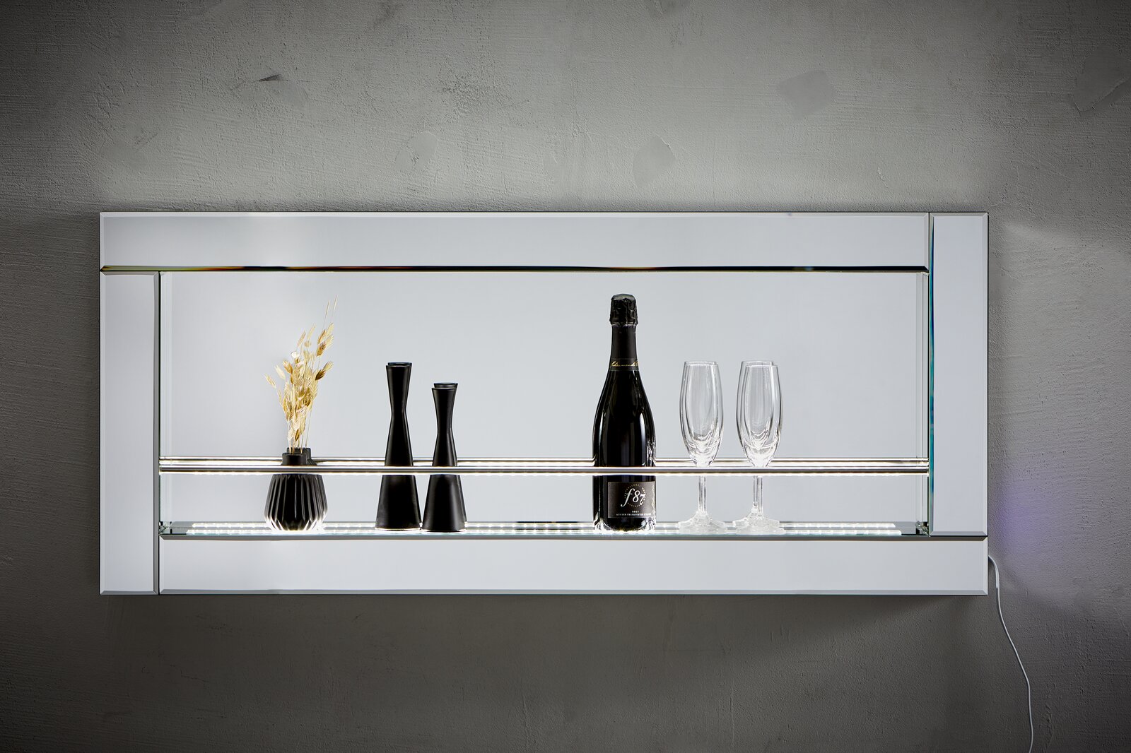 XORA Flaschenregal WALKER Modernes Wandregal mit Flaschen und Gläsern, frontal betrachtet.