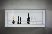 Modernes Wandregal mit Flaschen und Gläsern, frontal betrachtet.
