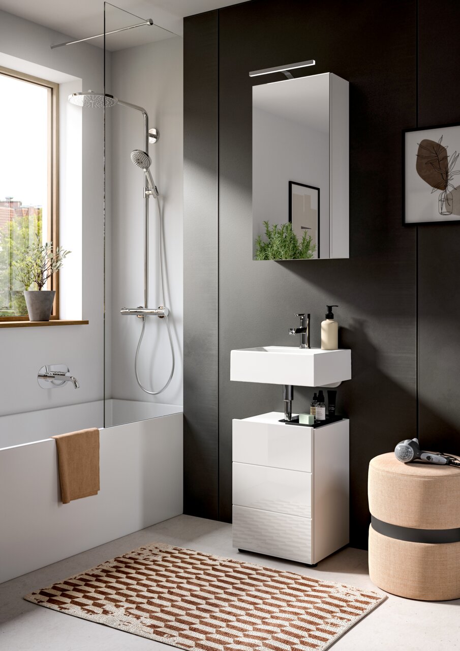 MID.YOU Spiegelschrank VIRA Moderner Spiegelschrank in einem stilvollen Badezimmer, frontal betrachtet, mit Waschbecken und Dusche.