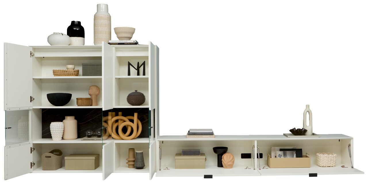 Moderne Wandkombination in Weiß mit offenen und geschlossenen Fächern, dekoriert mit Vasen, Büchern und Skulpturen, frontal betrachtet.