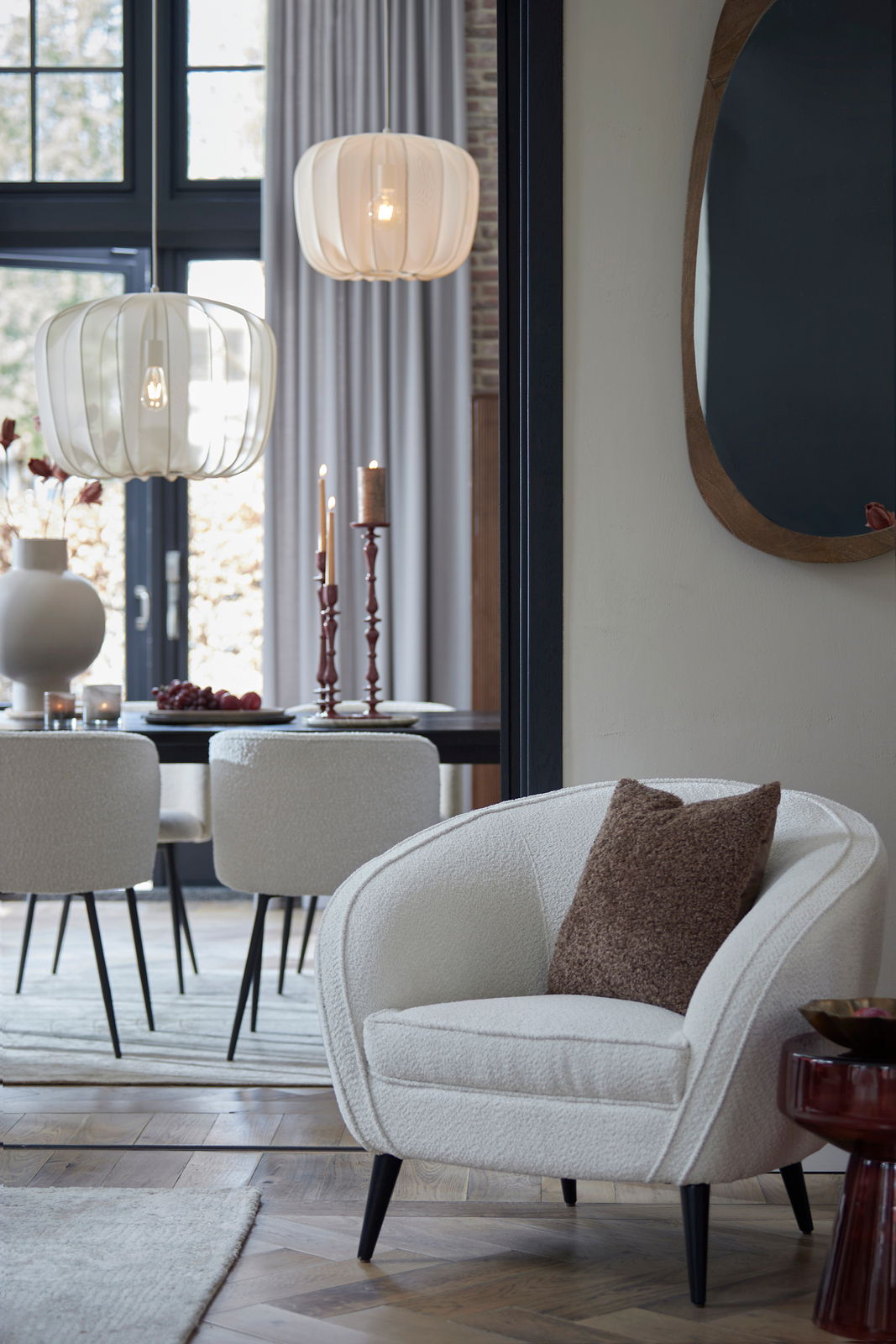 Light&Living Kissen 45x45 cm LINA braun LINA Braunes Kissen LINA 45x45 cm auf einem cremefarbenen Sessel in einem stilvoll eingerichteten Wohnzimmer, seitliche Perspektive.