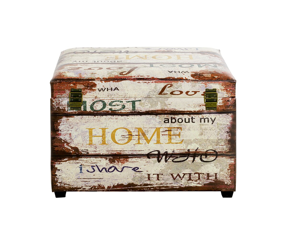 Vintage Holztruhe im Shabby-Chic-Look mit mehrfarbigem Schriftzug-Print und zwei Metallverschlüssen, frontal aus leichter Aufsicht freigestellt auf weißem Hintergrund