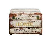 Vintage Holztruhe im Shabby-Chic-Look mit mehrfarbigem Schriftzug-Print und zwei Metallverschlüssen, frontal aus leichter Aufsicht freigestellt auf weißem Hintergrund