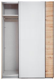 Schwebetürenschrank mit einer offenen Tür, die einen Einblick in das Innere mit Kleiderstange und Regal bietet. Die Front ist in Weiß gehalten, während die Seiten eine Holzoptik haben. Frontalansicht.