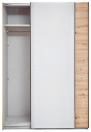 Schwebetürenschrank mit einer offenen Tür, die einen Einblick in das Innere mit Kleiderstange und Regal bietet. Die Front ist in Weiß gehalten, während die Seiten eine Holzoptik haben. Frontalansicht.