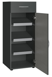 Schuhschrank in dunkler Farbe mit geöffneter Tür, zeigt mehrere Regalböden aus der Vorderansicht.