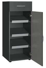 Schuhschrank in dunkler Farbe mit geöffneter Tür, zeigt mehrere Regalböden aus der Vorderansicht.