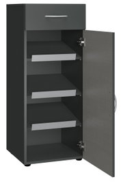 Schuhschrank in dunkler Farbe mit geöffneter Tür, zeigt mehrere Regalböden aus der Vorderansicht.