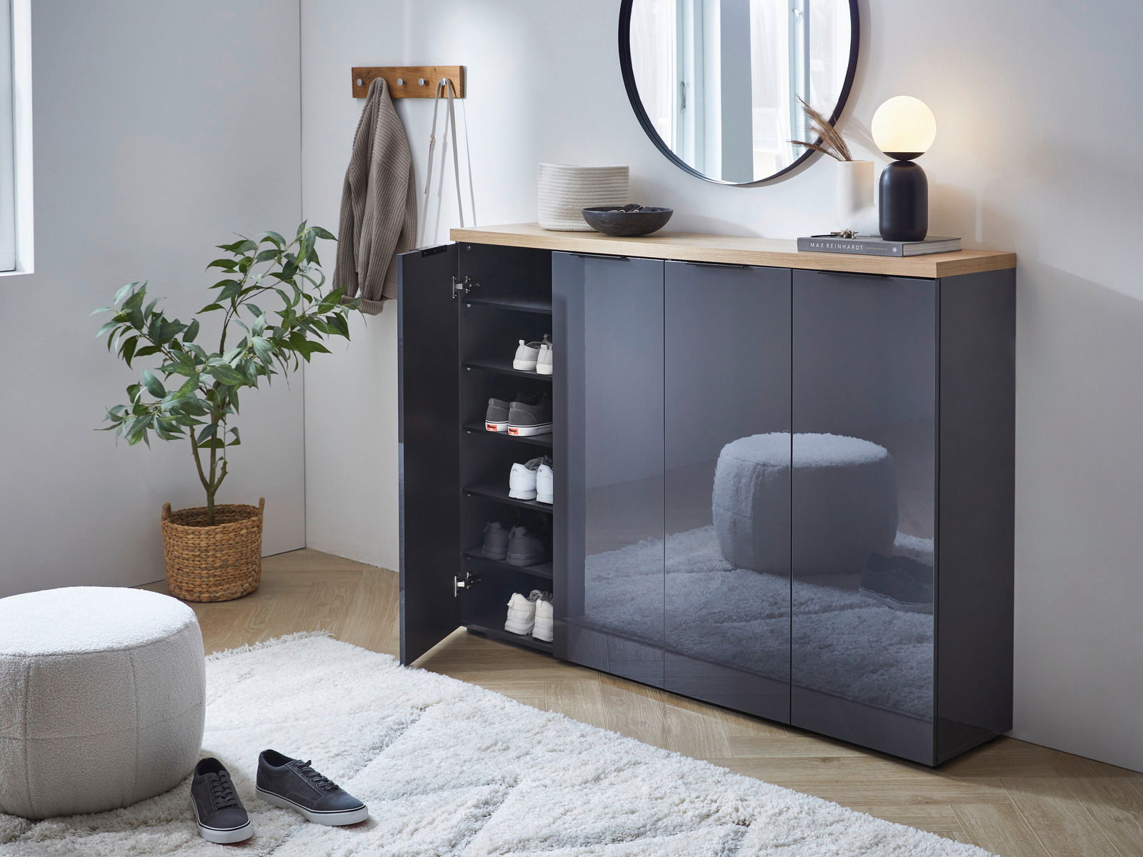 XORA XXL-Schuhschrank IDEA ANTHRAZIT Moderner Schuhschrank in Weiß und Anthrazit mit Holzoberfläche, teilweise geöffnet, zeigt mehrere Paar Schuhe. Perspektive von vorne links.