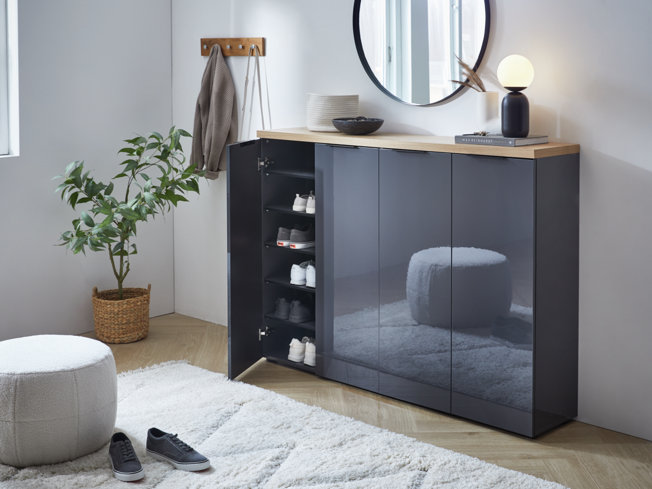 XORA XXL-Schuhschrank IDEA ANTHRAZIT Moderner Schuhschrank in Weiß und Anthrazit mit Holzoberfläche, teilweise geöffnet, zeigt mehrere Paar Schuhe. Perspektive von vorne links.