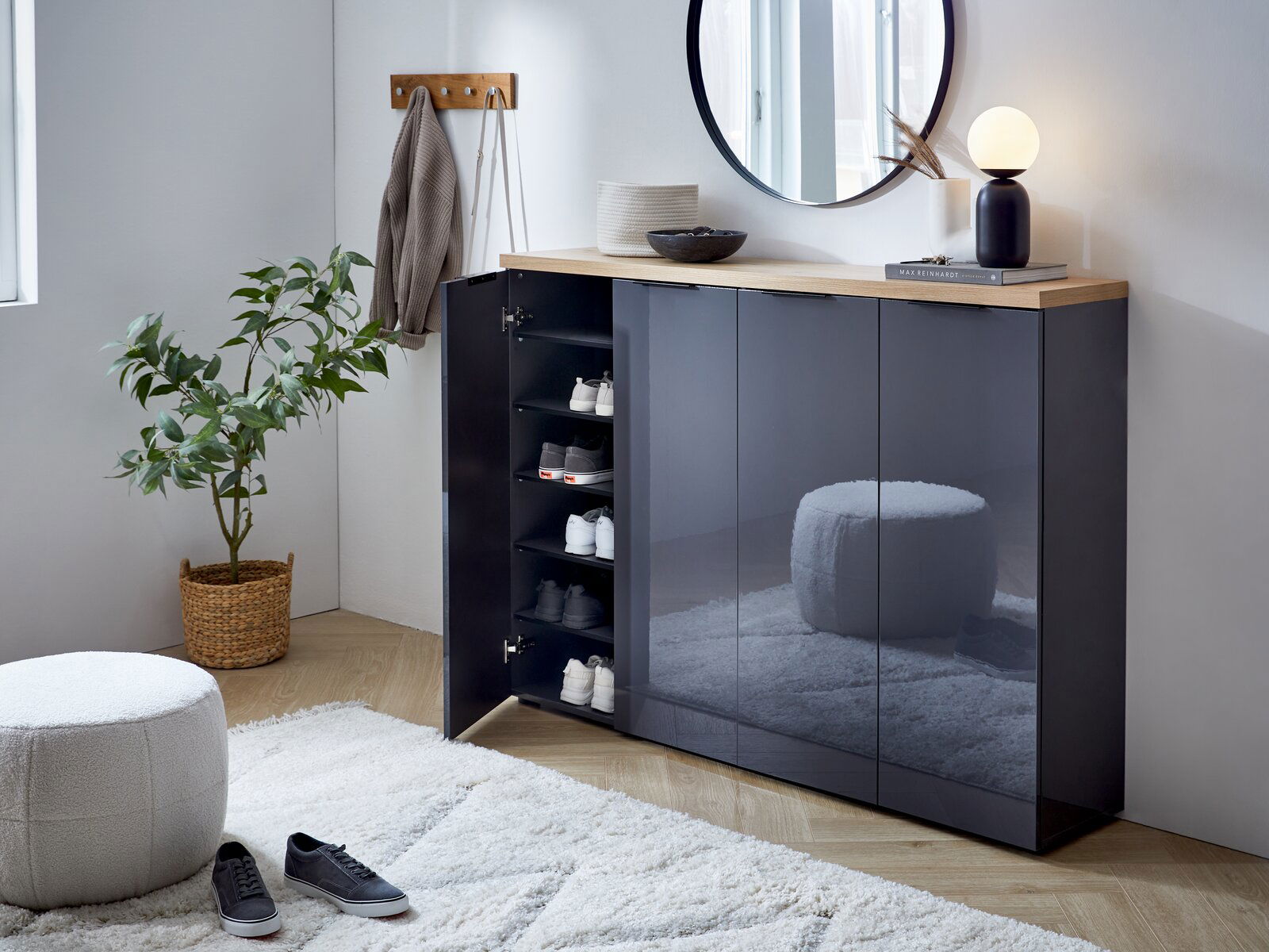 XORA XXL-Schuhschrank IDEA ANTHRAZIT Moderner Schuhschrank in Weiß und Anthrazit mit Holzoberfläche, teilweise geöffnet, zeigt mehrere Paar Schuhe. Perspektive von vorne links.