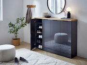 Moderner Schuhschrank in Weiß und Anthrazit mit Holzoberfläche, teilweise geöffnet, zeigt mehrere Paar Schuhe. Perspektive von vorne links.