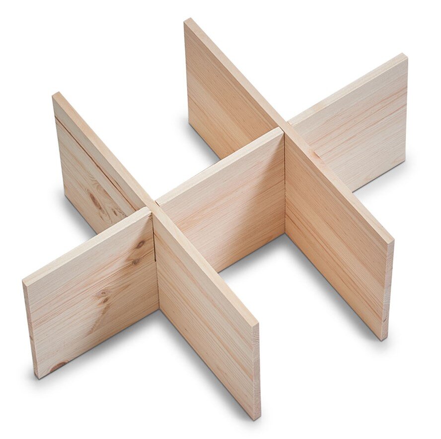 Holztrenner in Kreuzform aus der Vogelperspektive