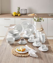 Kombiservice Beat 42-tlg. in einer modernen Küche, von oben fotografiert. Das Set umfasst Teller, Schalen und Tassen in elegantem Weiß, arrangiert auf einem Holztisch.