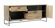 Holz-Wandkombination mit offenen Schubladen und Türen, seitliche Perspektive