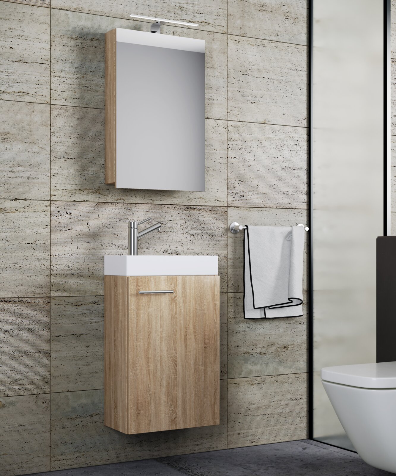 Modernes, wandhängendes Badmöbel-Set mit Waschtischunterschrank in heller Holzoptik, weißem Aufsatzwaschbecken, Spiegelschrank und LED-Aufbauleuchte; Ansicht schräg von vorn im Badezimmer.