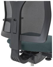 Rückansicht eines Drehstuhls mit Netzrückenlehne und gepolstertem Sitz