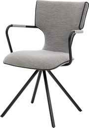 Gepolsterter Esszimmerstuhl mit grauem Bouclé-Bezug, schwarzen Metallarmlehnen und vierbeinigem Metallgestell, freigestellt in schräger Vorderansicht