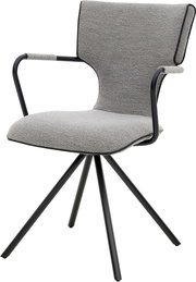 Gepolsterter Esszimmerstuhl mit grauem Bouclé-Bezug, schwarzen Metallarmlehnen und vierbeinigem Metallgestell, freigestellt in schräger Vorderansicht