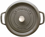Runde graue Bräter Cocotte von oben mit zwei Griffen und einem Knauf auf dem Deckel, Aufschrift 'La Cocotte Staub'.