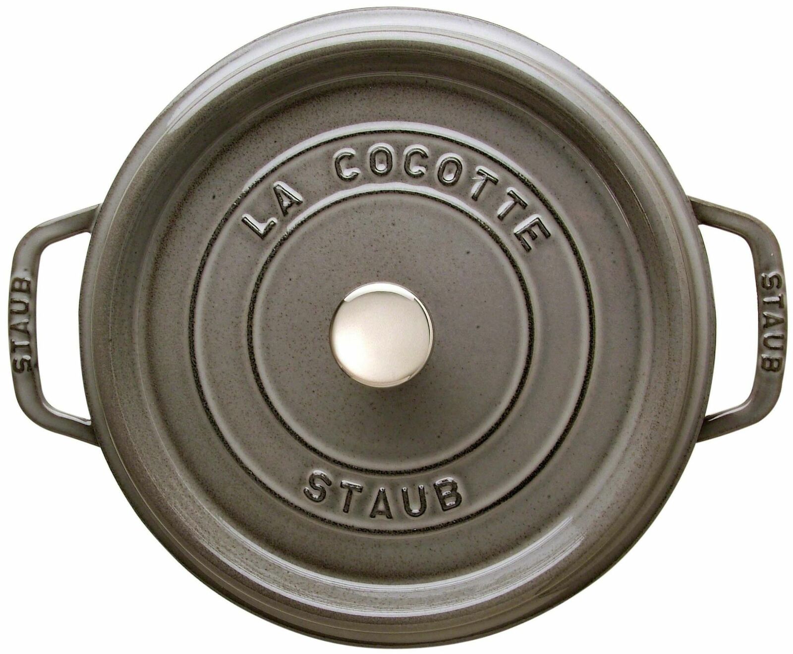 Runde graue Bräter Cocotte von oben mit zwei Griffen und einem Knauf auf dem Deckel, Aufschrift 'La Cocotte Staub'.