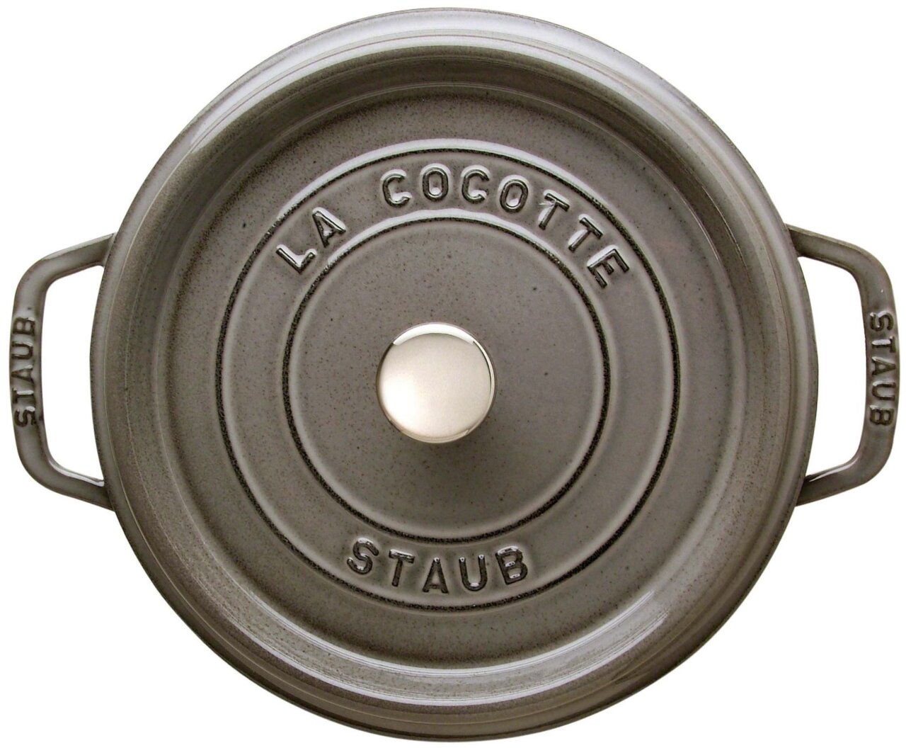 Runde graue Bräter Cocotte von oben mit zwei Griffen und einem Knauf auf dem Deckel, Aufschrift 'La Cocotte Staub'.