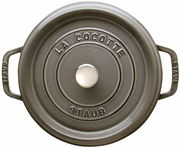 Runde graue Bräter Cocotte von oben mit zwei Griffen und einem Knauf auf dem Deckel, Aufschrift 'La Cocotte Staub'.